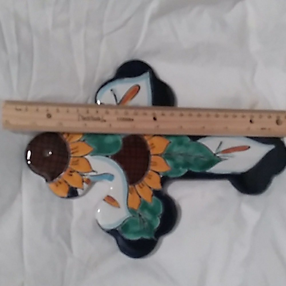 Talavera Majolica or Tin-glazed Pottery Cross with Sunflower Floral Design (B4) - Picture 3 of 6